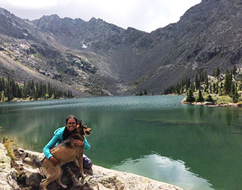 Betzabe Karagozian和她的狗在山湖边合影