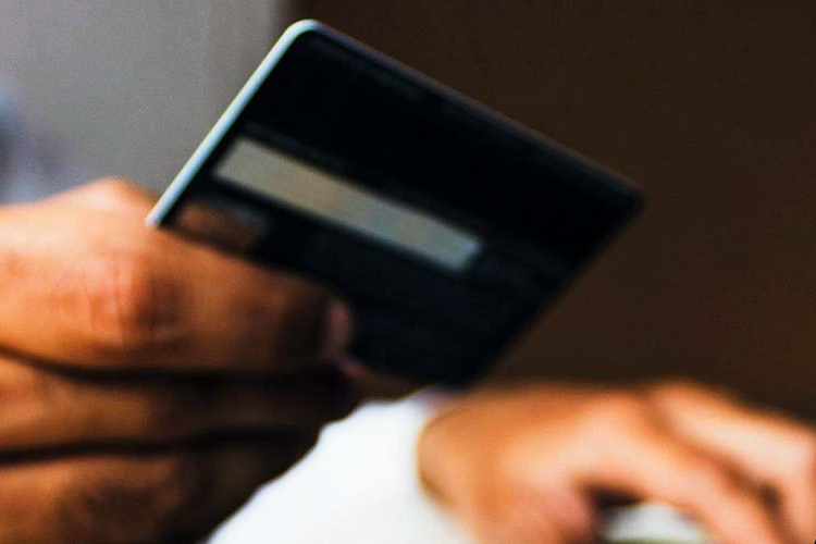 用信用卡在笔记本电脑上付款的人。